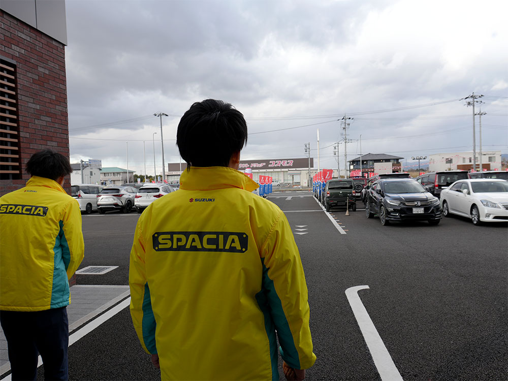お客様を待つスタッフの背中
