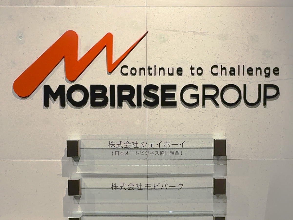 MOBIRISE GROUPのサインと会社名サイン